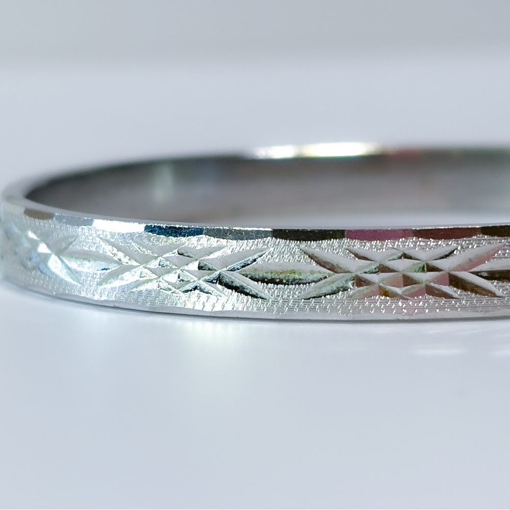 Vintage Silver Tone Diamond Cut Hinged Bangle - 6.75" -JT0335 - Picture 13 of 14